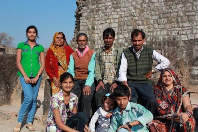 Sindhutai Sapkal et al. posing for a photo