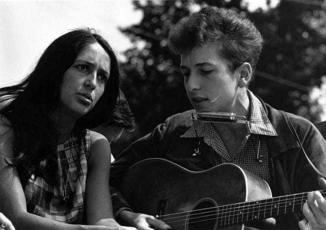 Bob Dylan, Joan Baez are posing for a picture