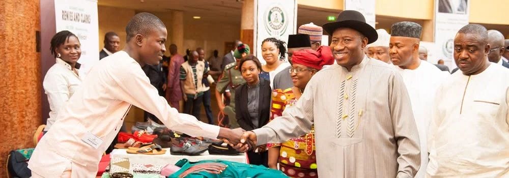 Goodluck Jonathan, Godswill Akpabio et al. shaking hands